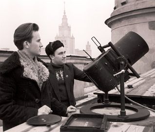 1958: Пономарёв Д.Н. и Тесленко на крыше ГАИШ
