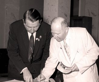 Э.Г. Хейли и Д.Я. Мартынов, 1958 год Andrew Gallagher Haley & Dmitry Yakovlevich Martynov