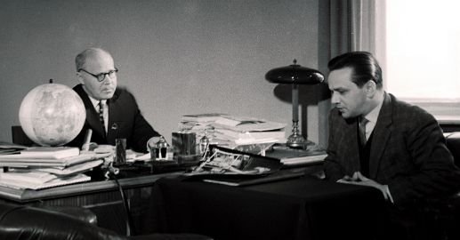 Д.Я. Мартынов принимает корреспондентав в директорском кабинете, 1962 год