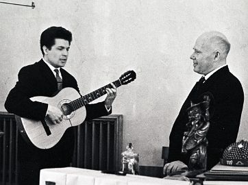 А.М. Черепащук с гитарой на юбилее Д.Я. Мартынова, 1966 год