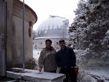 С.Ю. Шугаров и Г.В. Борисов на фоне башни ЗТЭ
