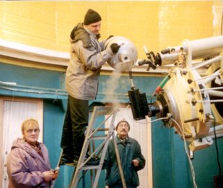 Д.Ю. Цветков заливает азот в камеру на Zeiss-600 Н.А. Катышева и С.Ю. Шугаров контролируют процесс