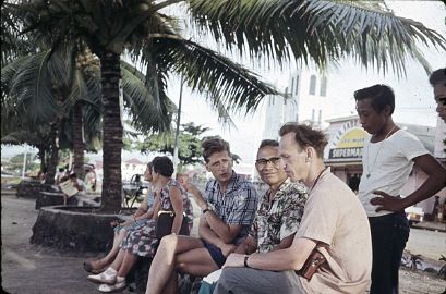 Э.В. Кононович беседует с адвентистом 7-го дня Первая остановка по пути на острова Кука... Апиа, Западное Самоа, 27.04.1965