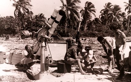 Е.А. Макарова и А.С. Шаров с коллегами у телескопа