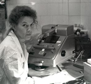 Бируля Тамара Андреевна у микроденситометра 1985 год.