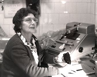 Докучаева Ольга Дмитриевна у микроденситометра 1985 год.