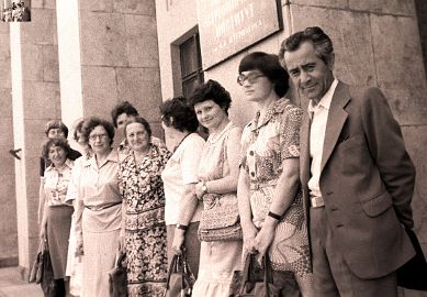 Рабочая группа по научной фотографии у входа в ГАИШ 1985 год.
